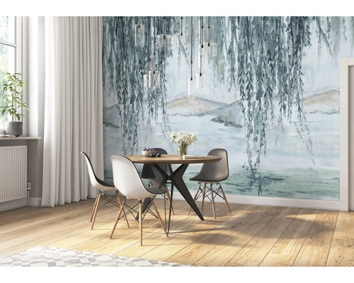 Eetkamer met eettafel, stoelen en muurschildering met wilgenmotief