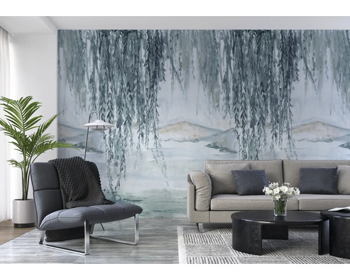 Woonkamer met fotobehang met wilgenmotief, fauteuil en bank