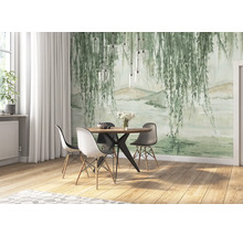 Eetkamer met eettafel, stoelen, behang met boommotief en hanglampen