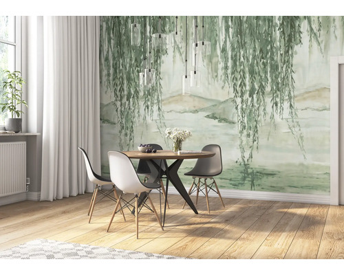 Eetkamer met eettafel, stoelen, behang met boommotief en hanglampen