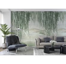 Woonkamer met fotobehang met wilgenboommotief, bank, fauteuil en kamerplant