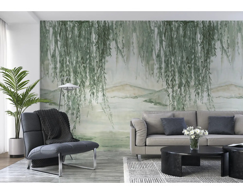 Woonkamer met fotobehang wilg, bank, fauteuil, kamerplant en tafel