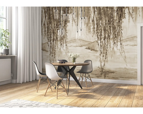 Eetkamer met houten tafel, stoelen en een behang met een landschapsmotief