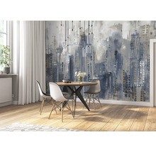Eetkamer met ronde tafel, stoelen en een muur met een abstract stadsmotief