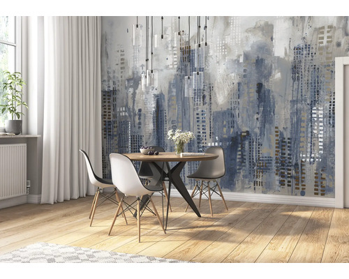 Eetkamer met ronde tafel, stoelen en een muur met een abstract stadsmotief