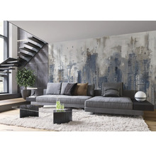 Woonkamer met sofa, salontafel en wandbehang met stadsmotief