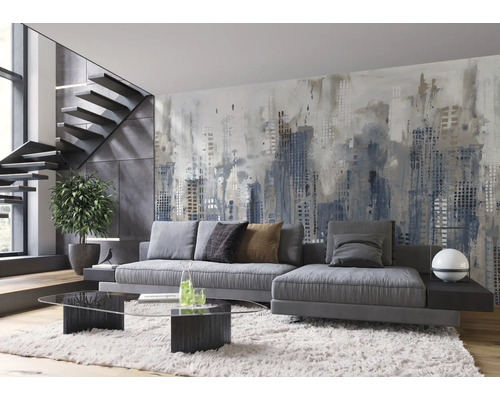 Woonkamer met sofa, salontafel en wandbehang met stadsmotief