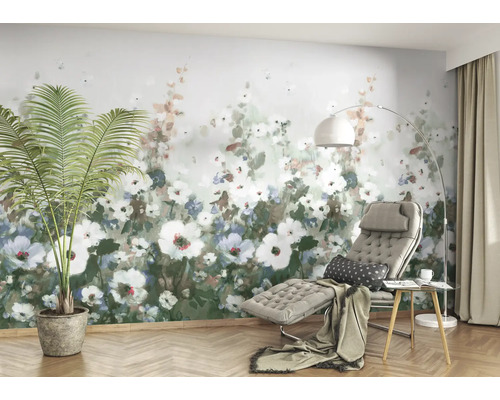 Lichte kamer met bloemenbehang, ligstoel en kamerplant.