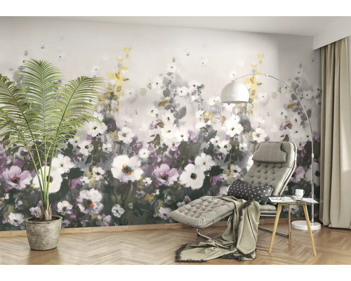 Woonkamer met fotobehang bloemmotief, ligstoel, staande lamp en kamerplant