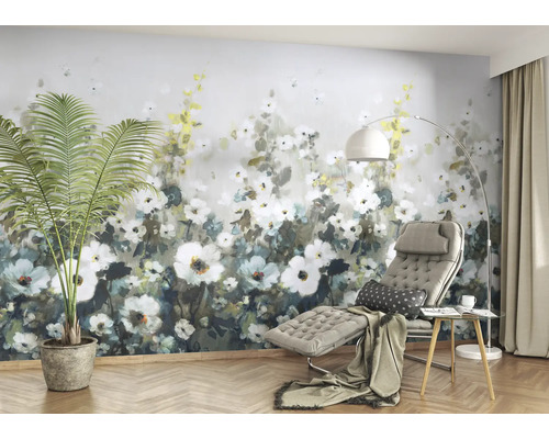 Woonkamer met bloemenbehang, ligstoel en vloerlamp