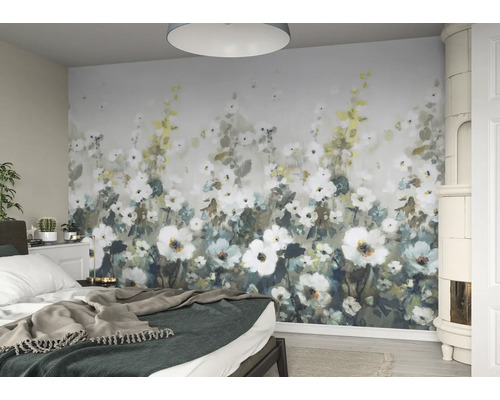 Slaapkamer met fotobehang met bloemenmotief, bed en tegelkachel