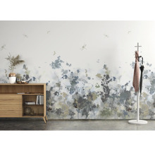 Wanddecoratie met bloemmotief, dressoir en kapstok in een lichte ruimte.
