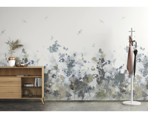 Wanddecoratie met bloemmotief, dressoir en kapstok in een lichte ruimte.