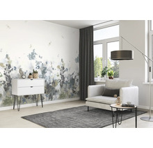 Woonkamer met patroonbehang, fauteuil en ladekast