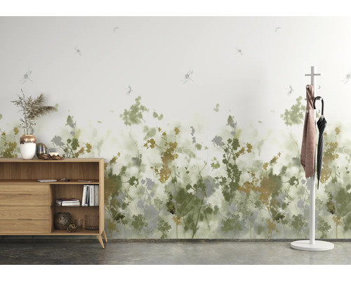 Inrichtingsidee met een dressoir, kapstok en een wandbehang met planten- en libellenmotief voor een heldere, georganiseerde sfeer