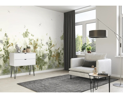 Woonkamer met patroonbehang, fauteuil en commode voor een lichte en vriendelijke sfeer