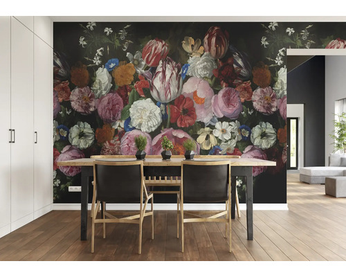 Eetkamer met eettafel, stoelen en fotobehang met bloemmotief