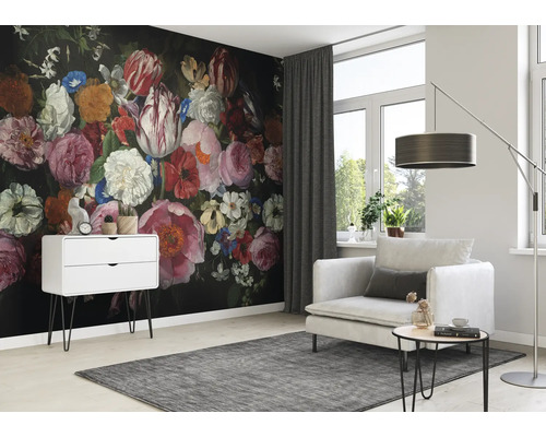 Woonkamer met bloemenbehang, fauteuil, bijzettafel en vloerkleed