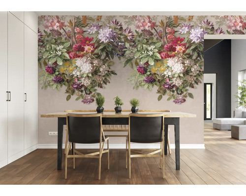 Eetkamer met eettafel, stoelen en fotobehang met bloemmotief voor een heldere sfeer.