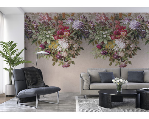 Woonkamer met bloemen fotobehang, fauteuil en bank