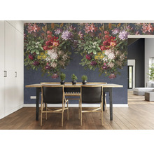 Eetkamer met eettafel, stoelen en een bloemenbehang