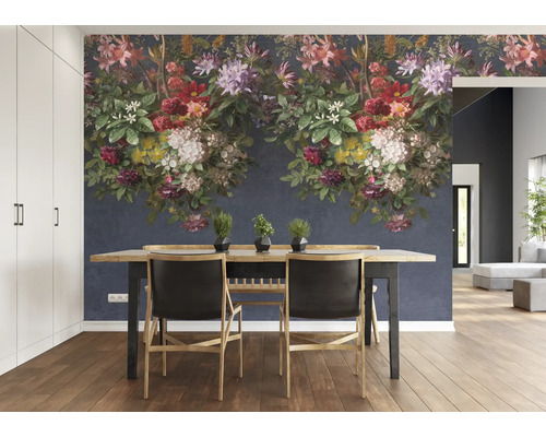 Eetkamer met eettafel, stoelen en een bloemenbehang