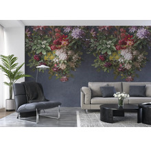 Woonkamer met bloemen fotobehang, fauteuil, bank en salontafel