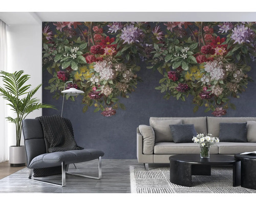 Woonkamer met bloemen fotobehang, fauteuil, bank en salontafel