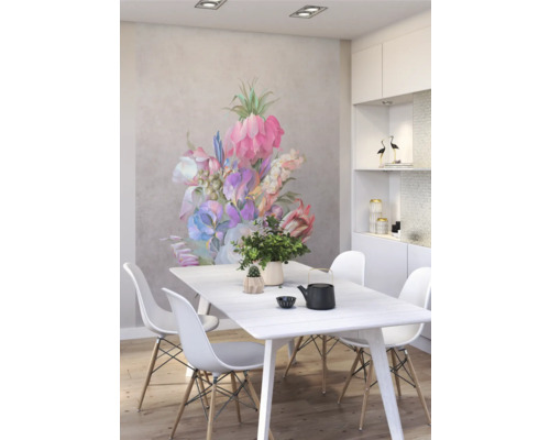 Eetkamer met bloemenbehang, eettafel en stoelen