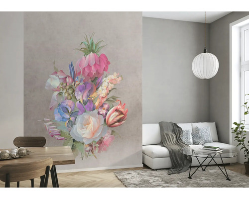 Woonkamer met groot bloemmotief op de muur, bank, tafel en lamp.