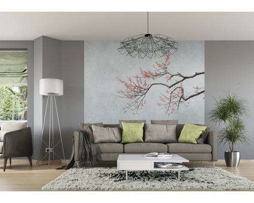 Woonkamer met bank, salontafel, vloerlamp en kamerplant