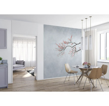 Lichte eetkamer met eettafel, stoelen en fotobehang met bloemmotief