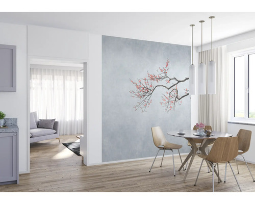 Lichte eetkamer met eettafel, stoelen en fotobehang met bloemmotief