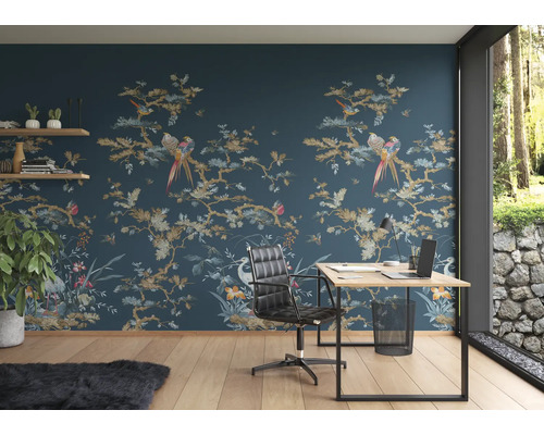 Kantoor met patroonbehang, bureau en bureaustoel
