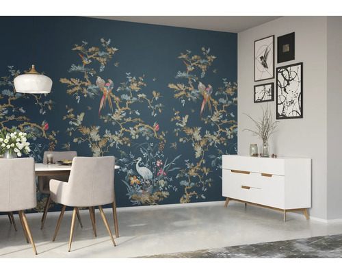 Eetkamer met eettafel, stoelen, dressoir en behang met vogel- en plantmotieven