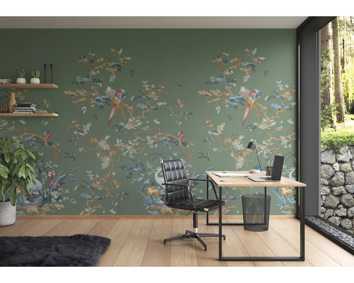 Lichte studeerkamer met bureau, bureaustoel en groen behang met vogelmotief