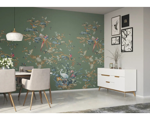 Eetkamer met eettafel, stoelen, dressoir en behang met vogelmotief