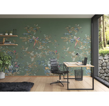 Kantoor met groene behang met vogelmotief, bureau en bureaustoel.