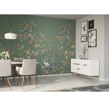 Eetkamer met bloemenbehang, eettafel en dressoir