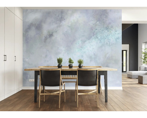 Eetkamer met houten tafel, stoelen en behang met wolkenpatroon