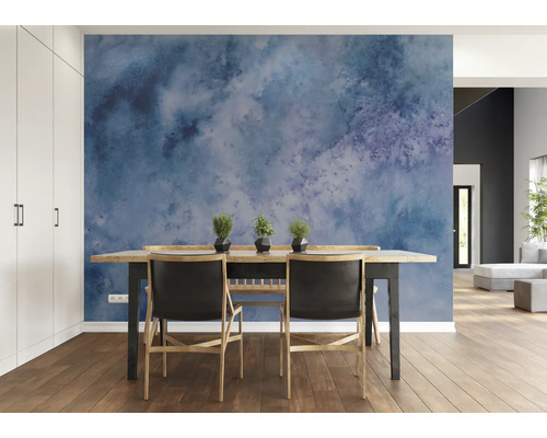 Eetkamer met eettafel, stoelen en muurschildering in blauw