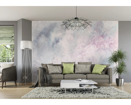 Woonkamer met bank, salontafel, staande lamp en patroonbehang