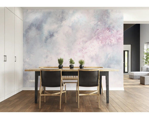 Eetkamer met patroonbehang, eettafel en stoelen in een lichte ruimte