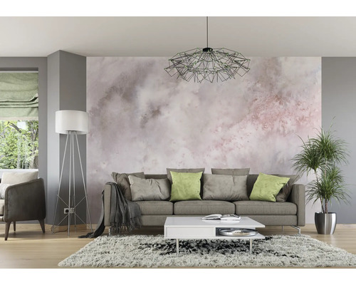 Woonkamer met bank, salontafel, staande lamp en kamerplant