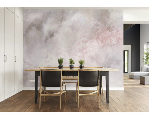 Eetkamer met eettafel, stoelen en behang met patroon