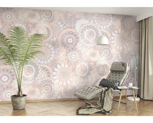 Woonkamer met mandala behang, ligstoel en kamerplant