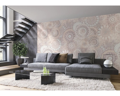 Woonkamer met bank, salontafel, trap en behang met patroon voor een lichte en moderne woonsfeer.