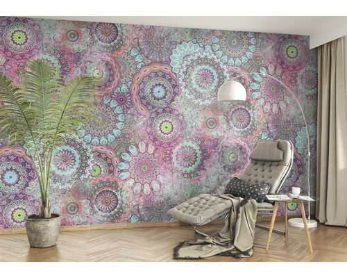 Kamer met mandala behang, ligstoel en staande lamp