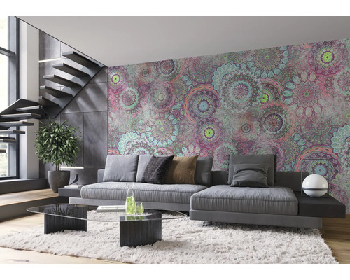 Woonkamer met bank, tafel en behang met motief