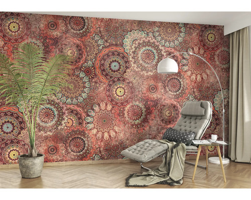 Woonkamer met mandala behang, fauteuil en vloerlamp